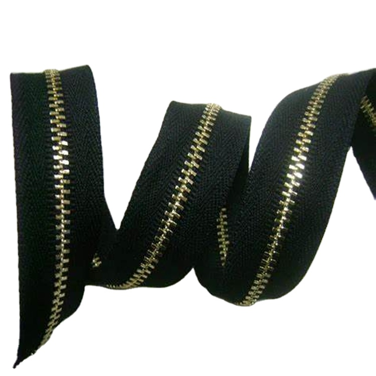 Y-teeth wire finished zipper application on garment